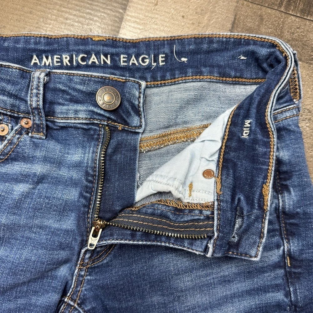 American Eagle Outfitters Midi Blue Jean Shorts Distressed Mid-Blue Wash size 2 - Picture 4 of 9